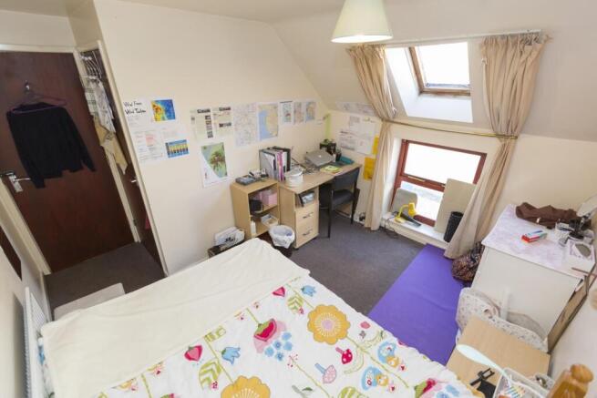 8-Barber-Crescent-bedroom 2, picture 2.jpg