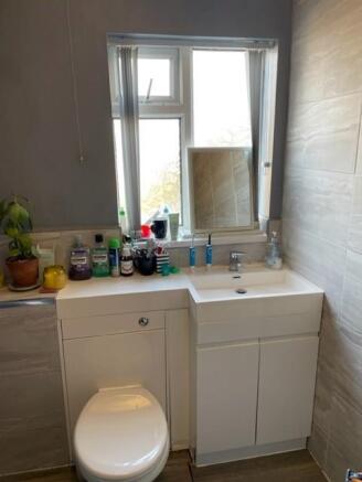 222 Howard, bathroom 1, pic 1.jpg