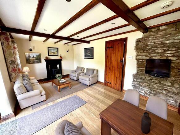 Living Room (2/2)