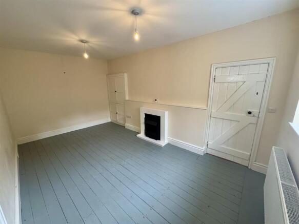 Living Room (2/2)