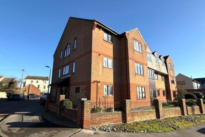 FIRST FLOOR APARTMENT BY THE SEA FOR SALE