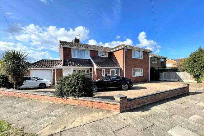 A STUNNING EXECUTIVE STYLE DETACHED RESIDENCE - O