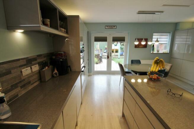 KITCHEN / DINING