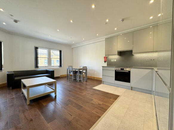 Stunning 4-Bedroom, 5-Bathroom Flat ¿ Fully Fur