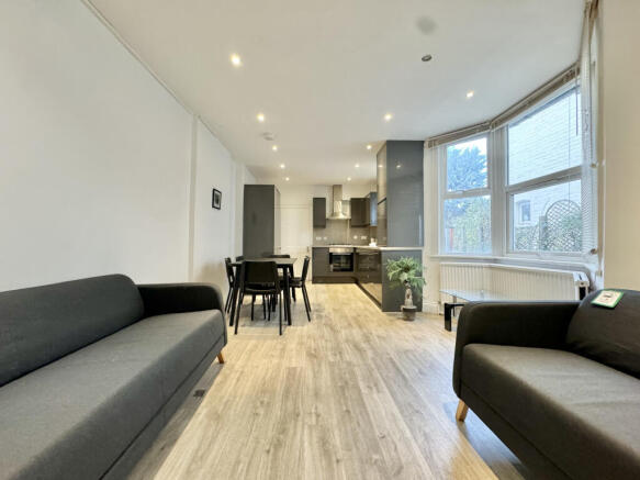 HM0- 5 bed terraced house to rent