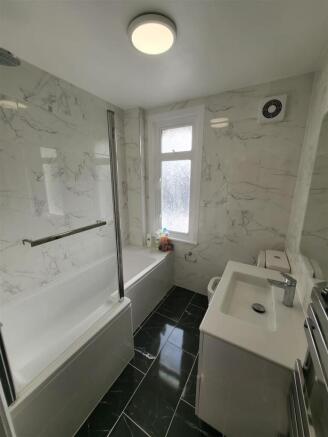 105 sch rd bathroom.JPG