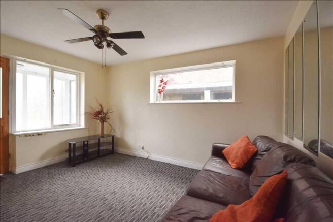Lounge/Dining Area