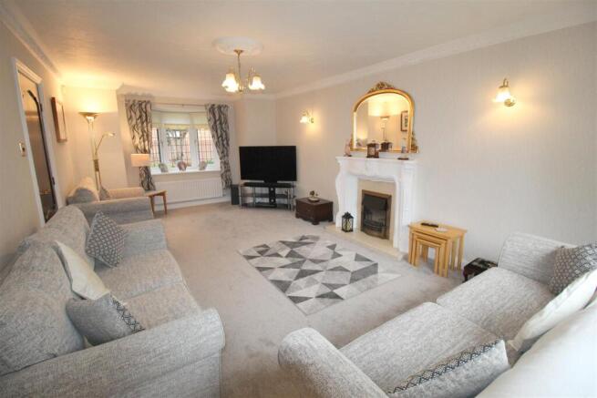 Mendip Close, lounge 3.JPG