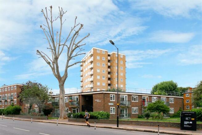 2 bedroom flat for sale in Green Lanes n16 N16