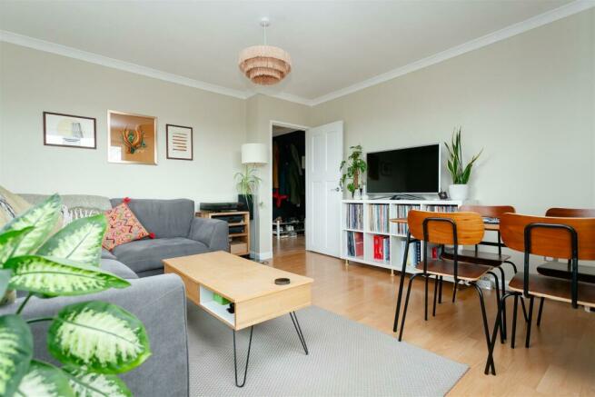 2 bedroom flat for sale in Green Lanes n16 N16