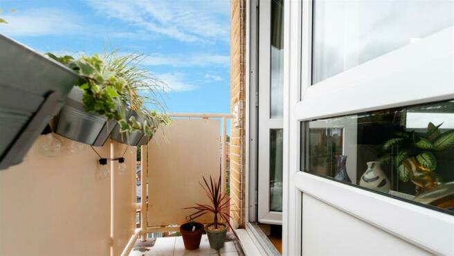 2 bedroom flat for sale in Green Lanes n16 N16