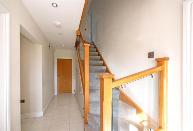 Entrance hallway stairs SAPL7067.jpg