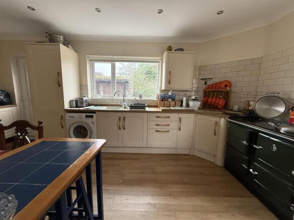 KITCHEN & DINING ROOM