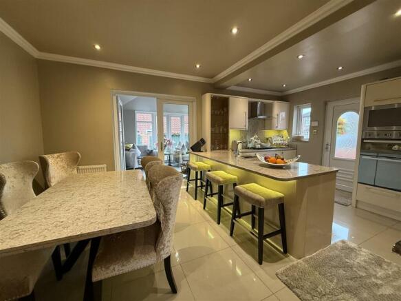 KITCHEN & DINING ROOM