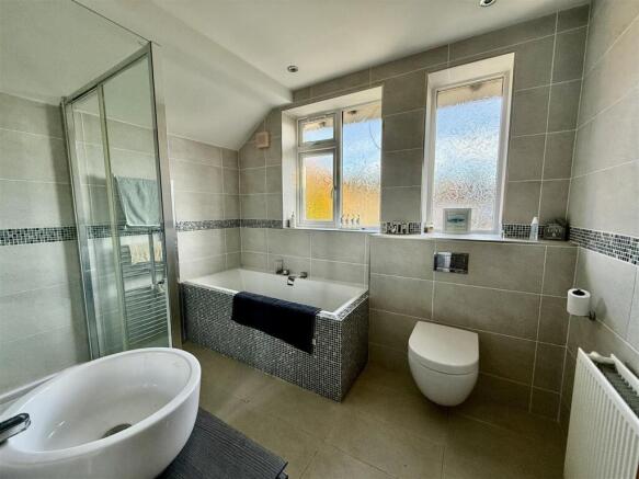 BATHROOM/WC