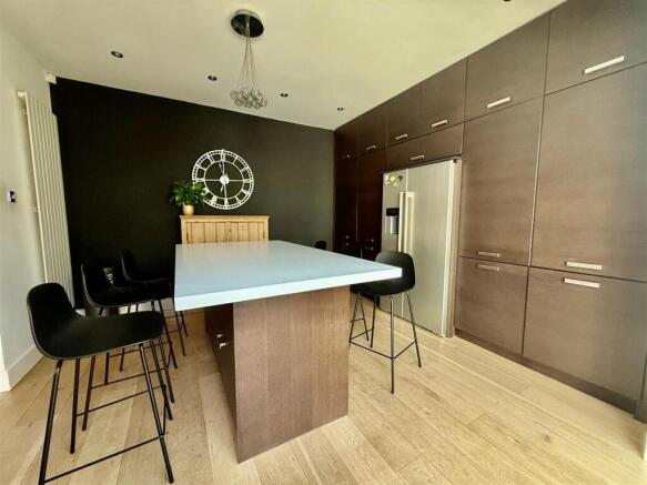 KITCHEN/DINING AREA