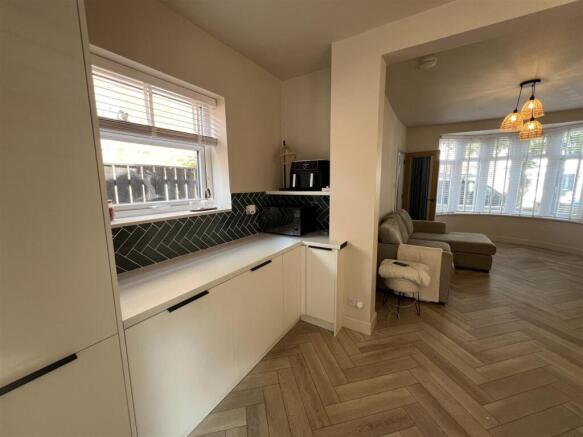 OPEN PLAN LOUNGE