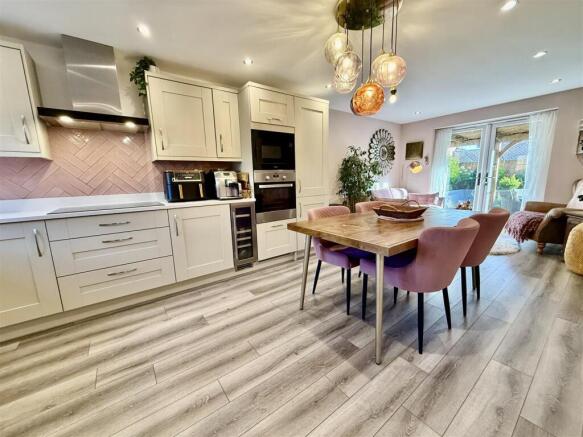 KITCHEN & DINING ROOM