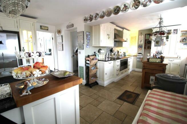 KITCHEN/DINING ROOM