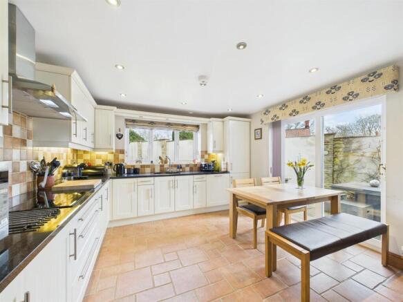 Kitchen 2.jpg