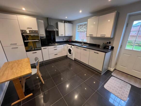 Kitchen/ Breakfast Room