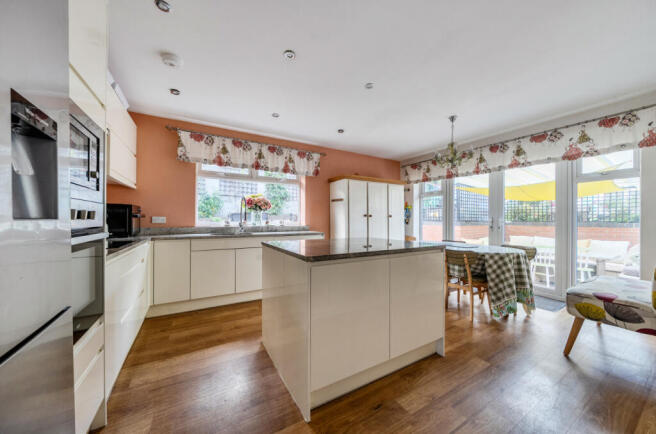 1371432-6-68f8aed...