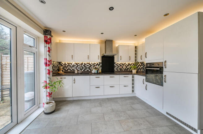 1377262-11-690ccf...