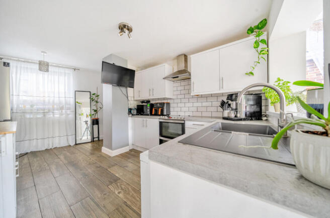 1375920-3-690b293...