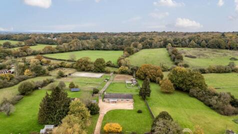 Wokingham Outskirts, With Barns & 15.4 Acres