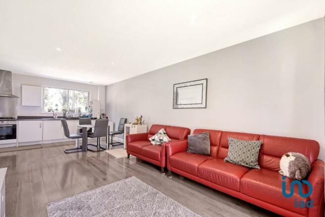 2 Bedroom Flat For Sale In Royal Anglian Way, Dagenham, Essex, Rm8