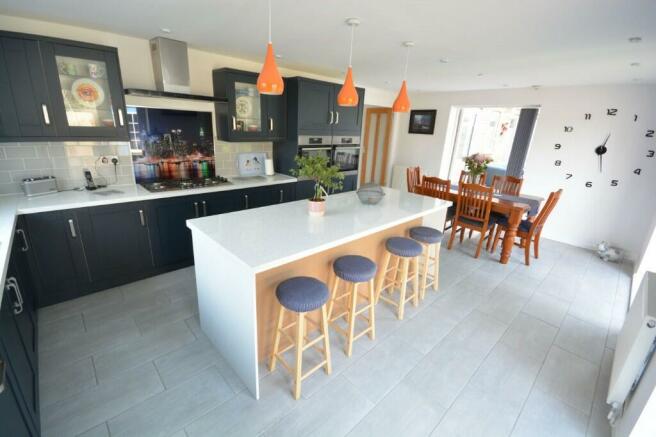 KITCHEN/DINING ROOM