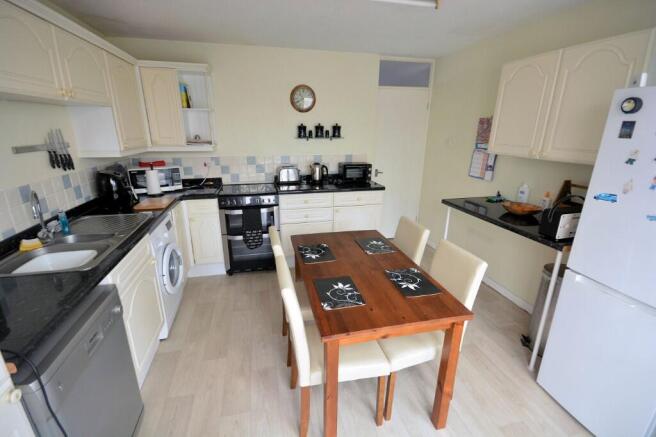 KITCHEN/DINING ROOM