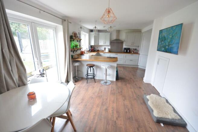 KITCHEN/DINING ROOM