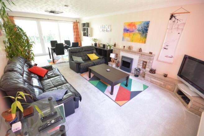 LOUNGE/DINING ROOM