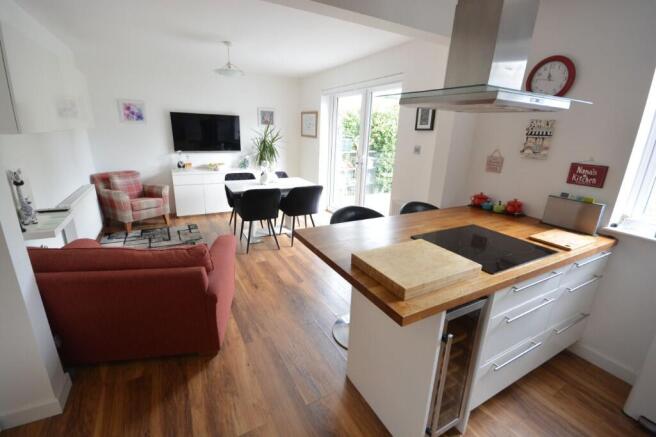 KITCHEN/LIVING ROOM