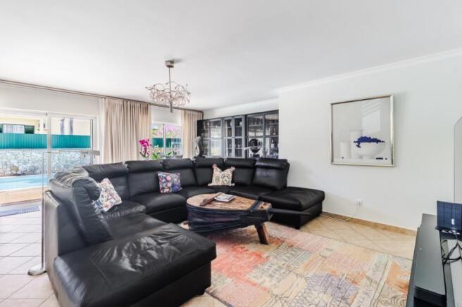 2 LIVING ROOM.jpg