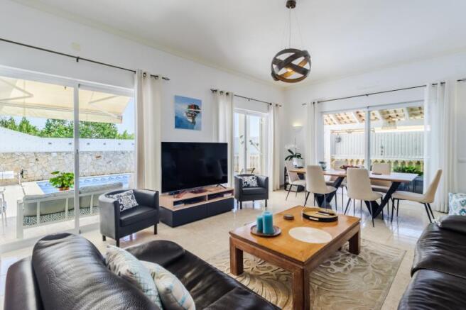 2 LIVING ROOM.jpg