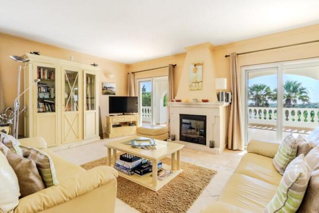 1 LIVING ROOM.jpg