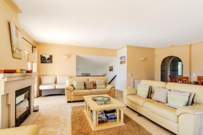 2 LIVING ROOM.jpg