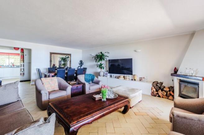 2 LIVING ROOM.jpg