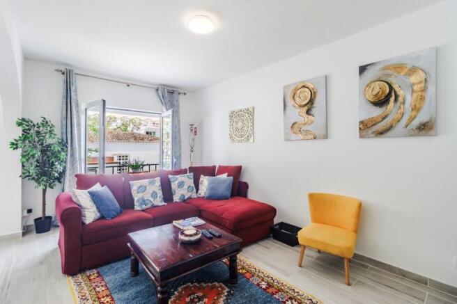 2 LIVING ROOM.jpg