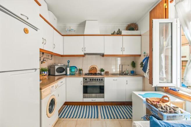 3 KITCHEN.jpg