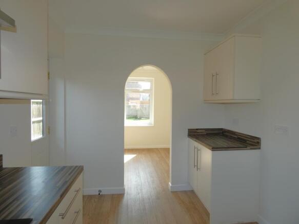 Pic 3 Kitchen (2).JPG