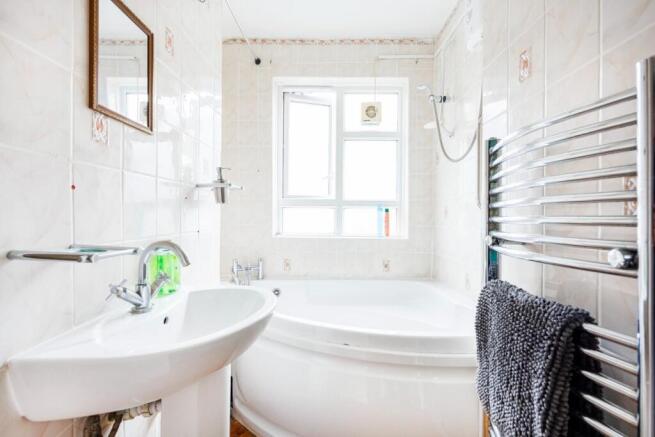 Bathroomupstairs.jpg