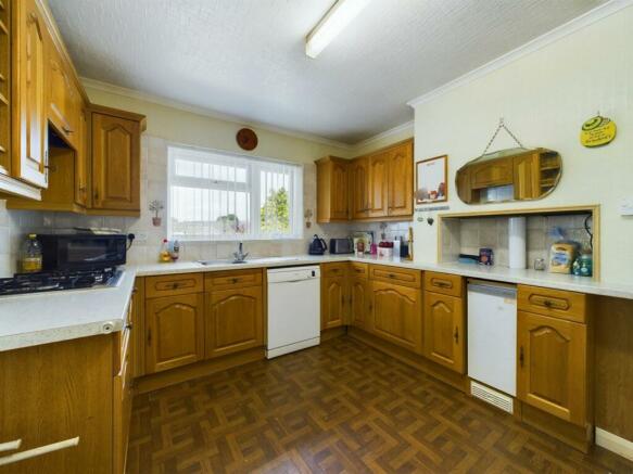 KITCHEN/BREAKFAST ROOM