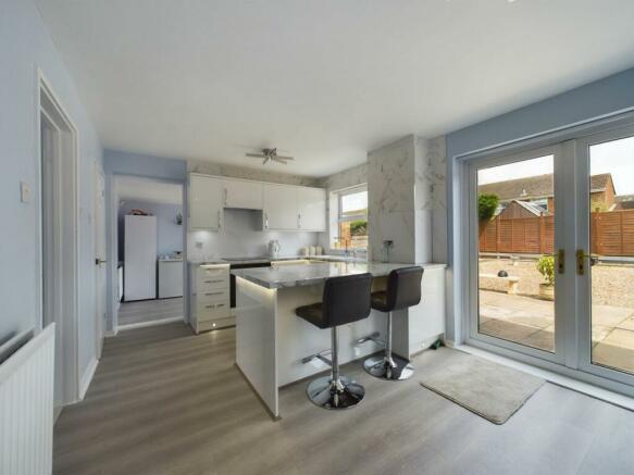 KITCHEN/DINING ROOM