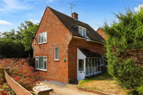 Santina Close, Farnham, Surrey, GU9