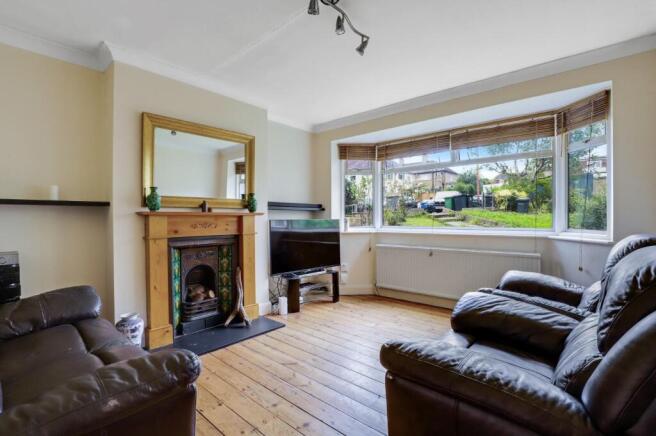 06-88a9JHPropWorld - 7 Mylis Close - 2.jpg