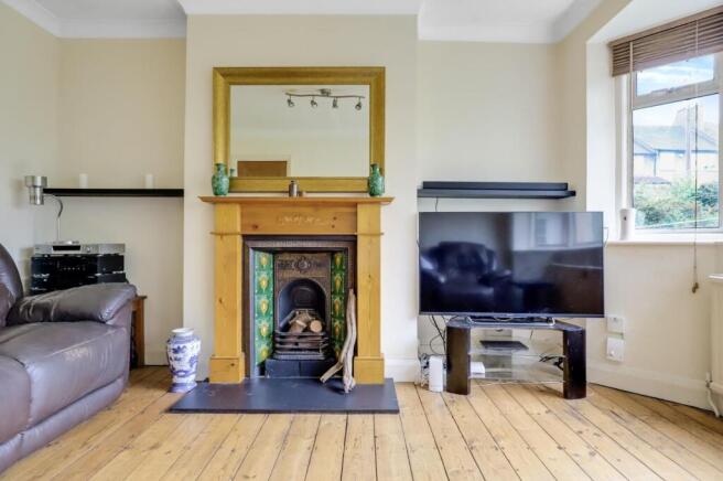 08-6fc6JHPropWorld - 7 Mylis Close - 8.jpg