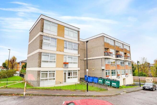 08-ea21JHPropWorld - 15 Hensford Gardens - 43-medi